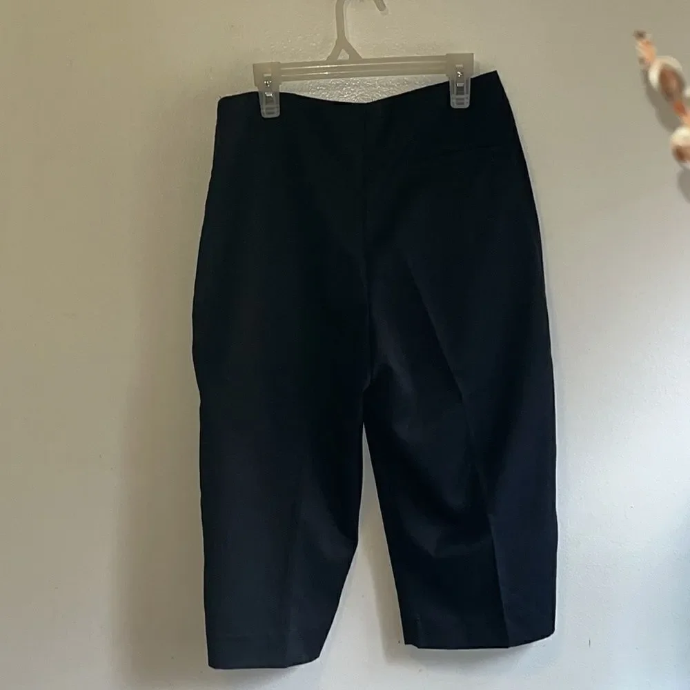 EXCELLENT CONDITION WOMEN’S SIZE 6 BLACK TAIL BERMUDA SHORTS
